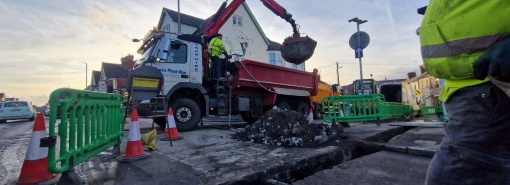 Grab hire lorry on road